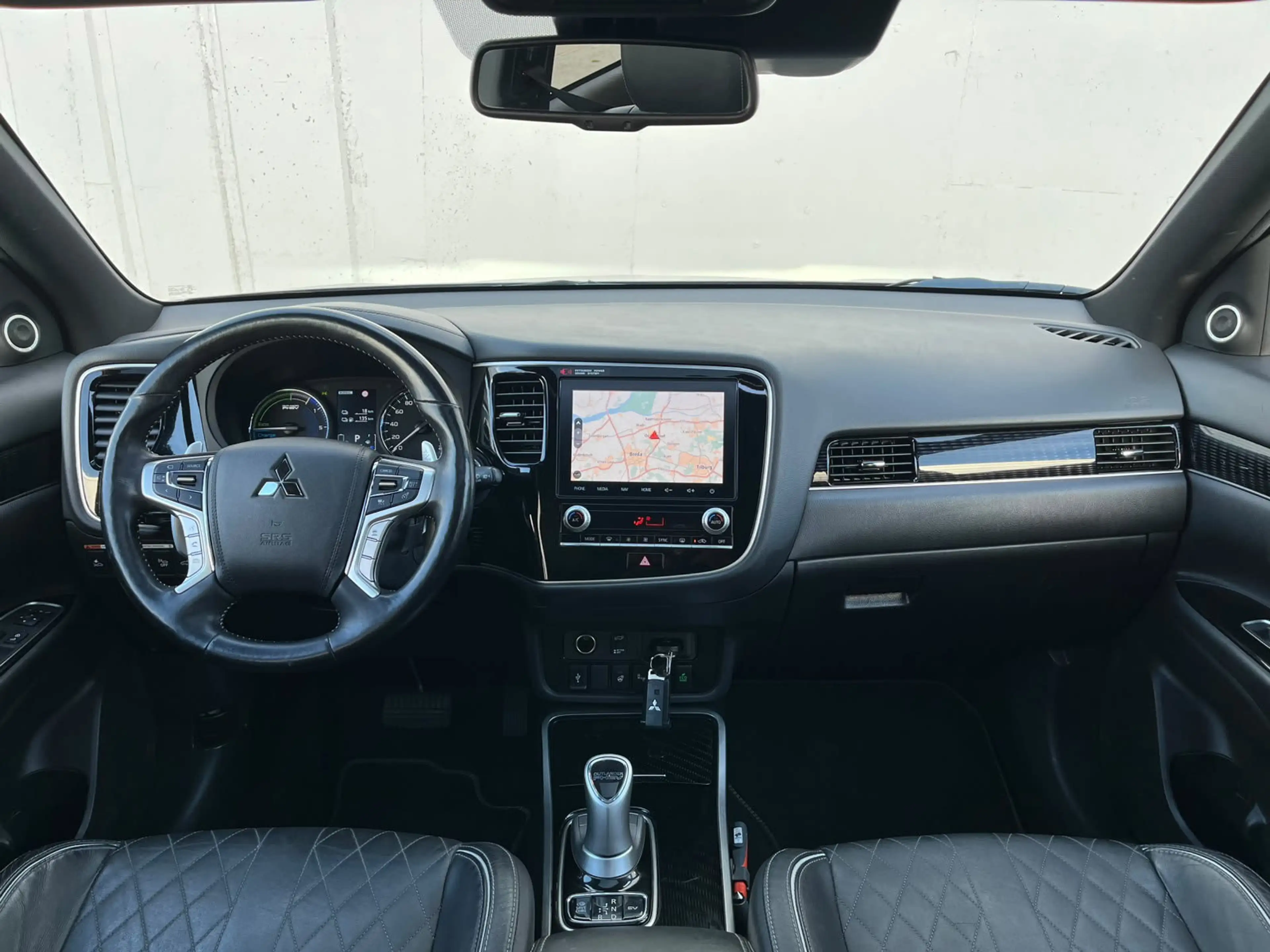Mitsubishi Outlander 2.4 PHEV Instyle clima| trekhaak | leder | schuifd — photo 4