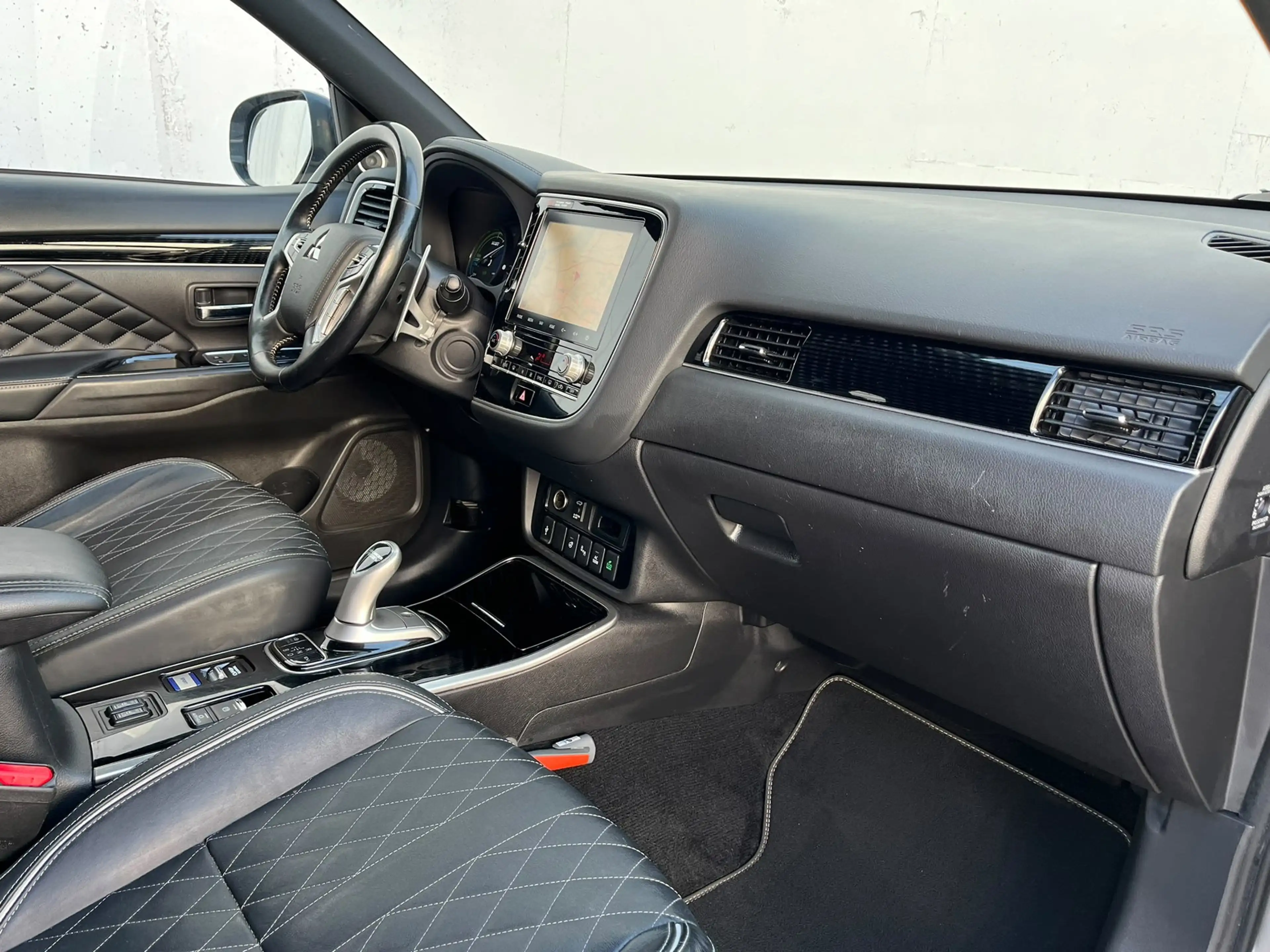 Mitsubishi Outlander 2.4 PHEV Instyle clima| trekhaak | leder | schuifd — photo 6