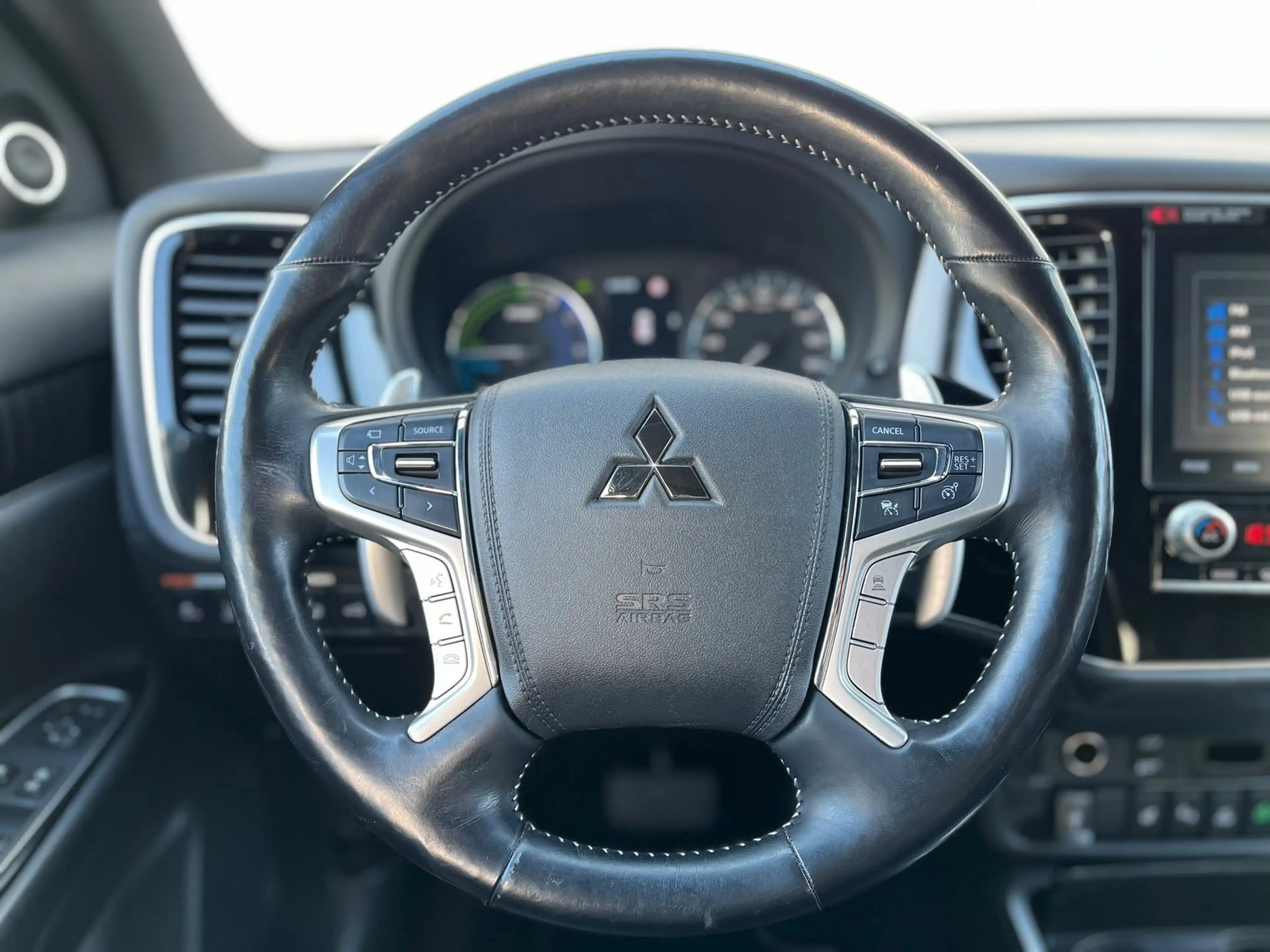 Mitsubishi Outlander 2.4 PHEV Instyle clima| trekhaak | leder | schuifd — photo 13