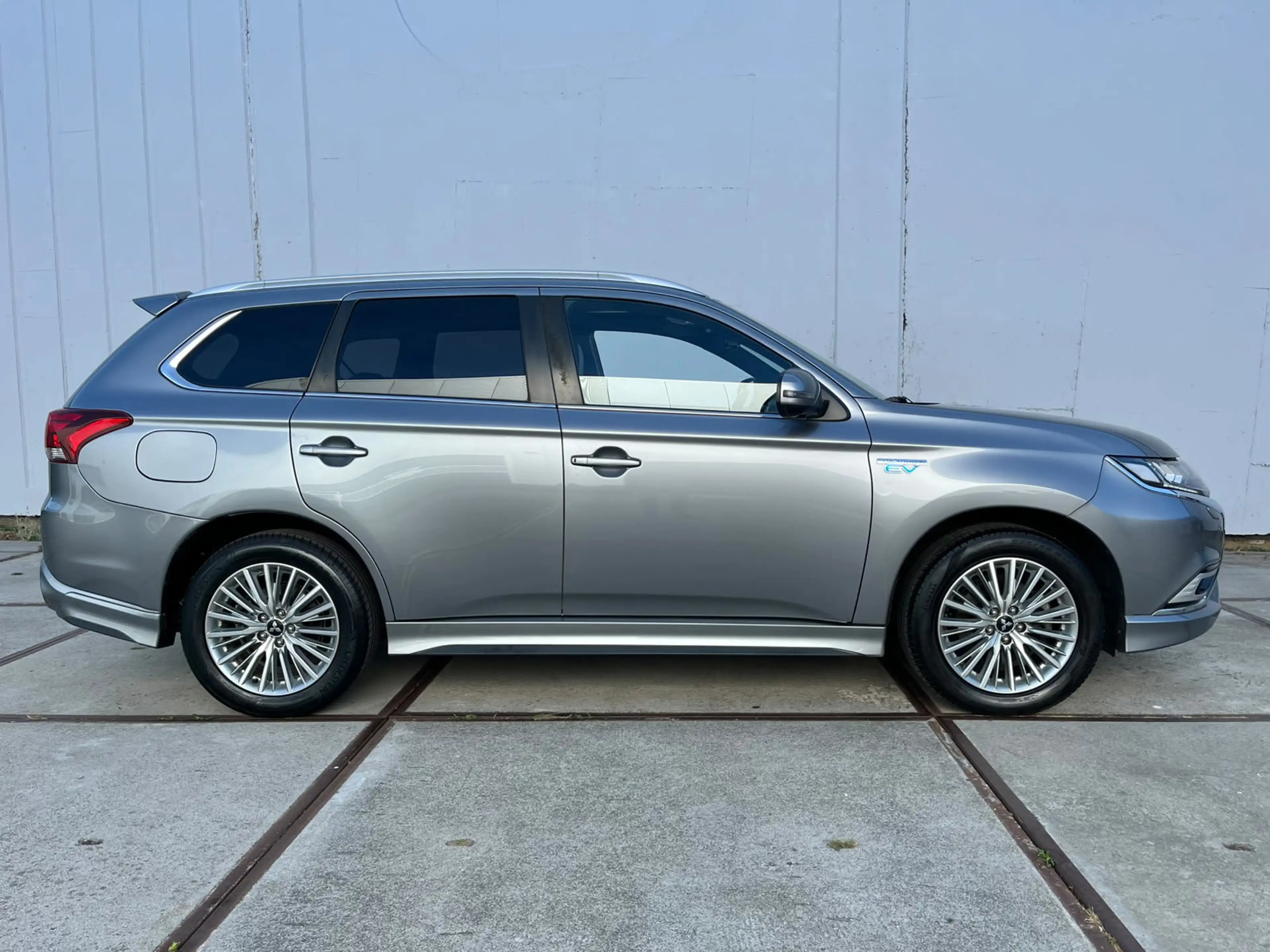 Mitsubishi Outlander 2.4 PHEV Instyle clima| trekhaak | leder | schuifd — photo 3