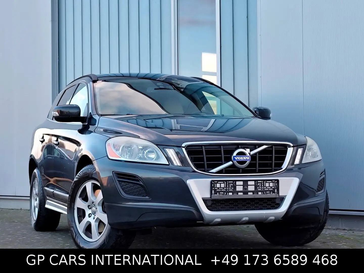 Volvo XC60 2.0D3 GEARTRONIC/R-DESIGN/LEDER/NAV/AHK Gris - 1