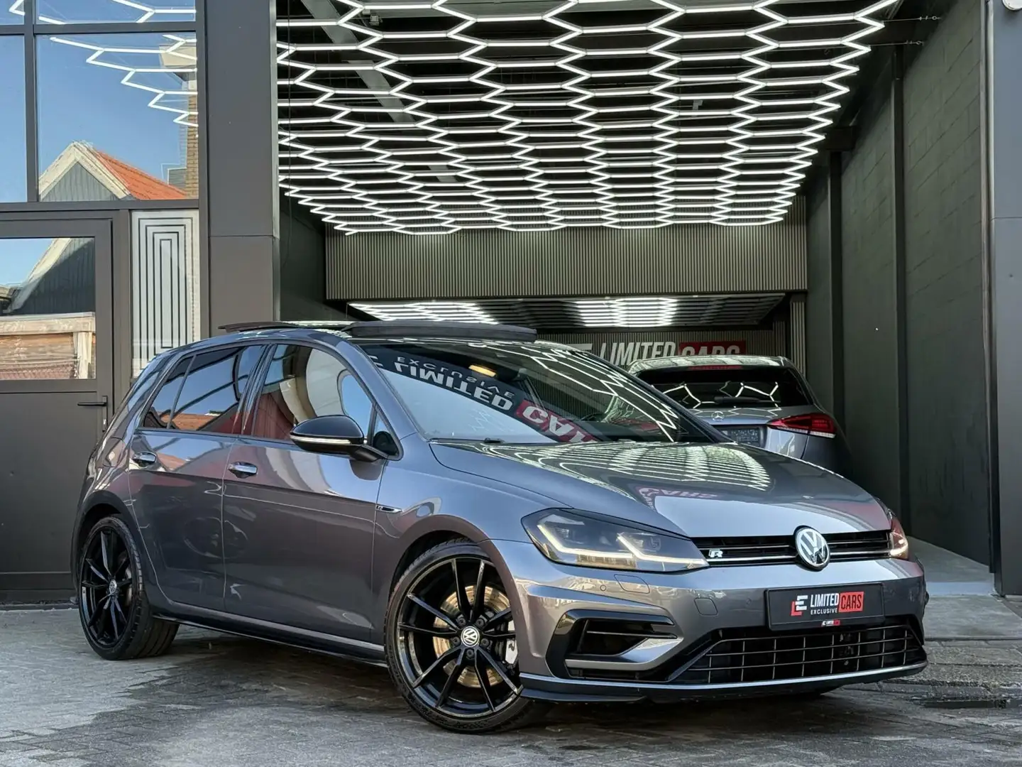 Volkswagen Golf 7.5 R 2.0 TSI 4Motion|AKRA|PANO|DYNAUDIO Grijs - 2