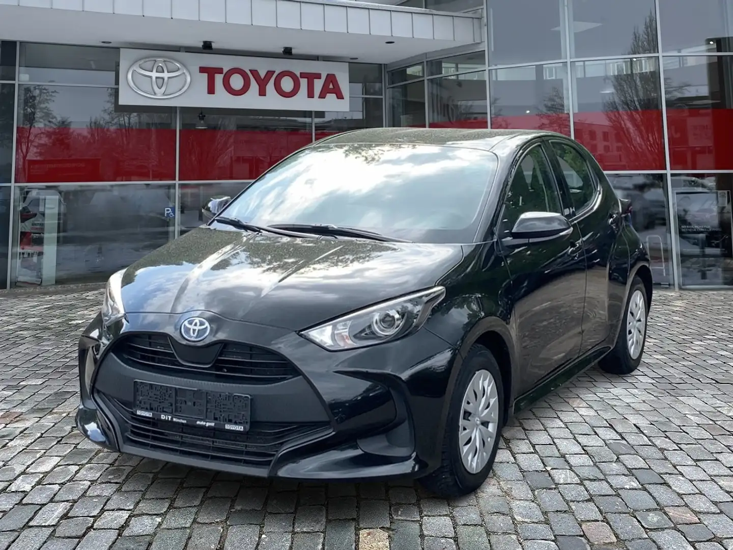 Toyota Yaris 1.5 Comfort FLA ACC SpurH KAM KlimaA Navi Schwarz - 1