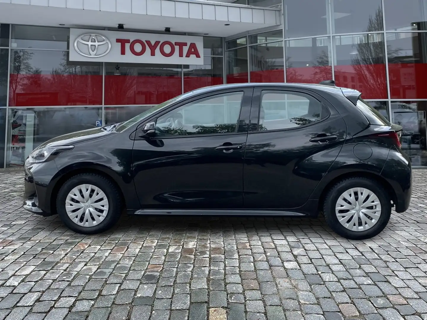 Toyota Yaris 1.5 Comfort FLA ACC SpurH KAM KlimaA Navi Schwarz - 2
