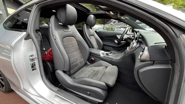 Mercedes-Benz 220 view 18