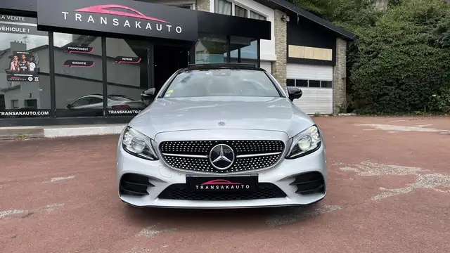 Mercedes-Benz 220 view 2