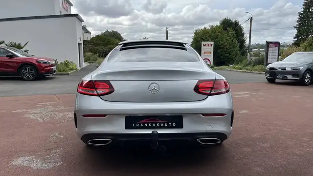 Mercedes-Benz 220 view 5