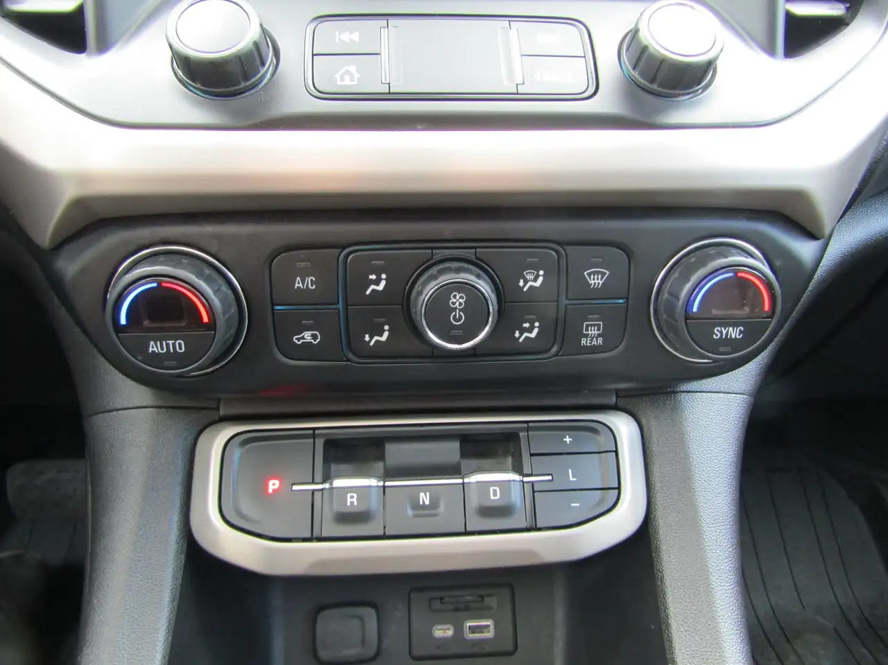 GMC Acadia снимка GMC Acadia