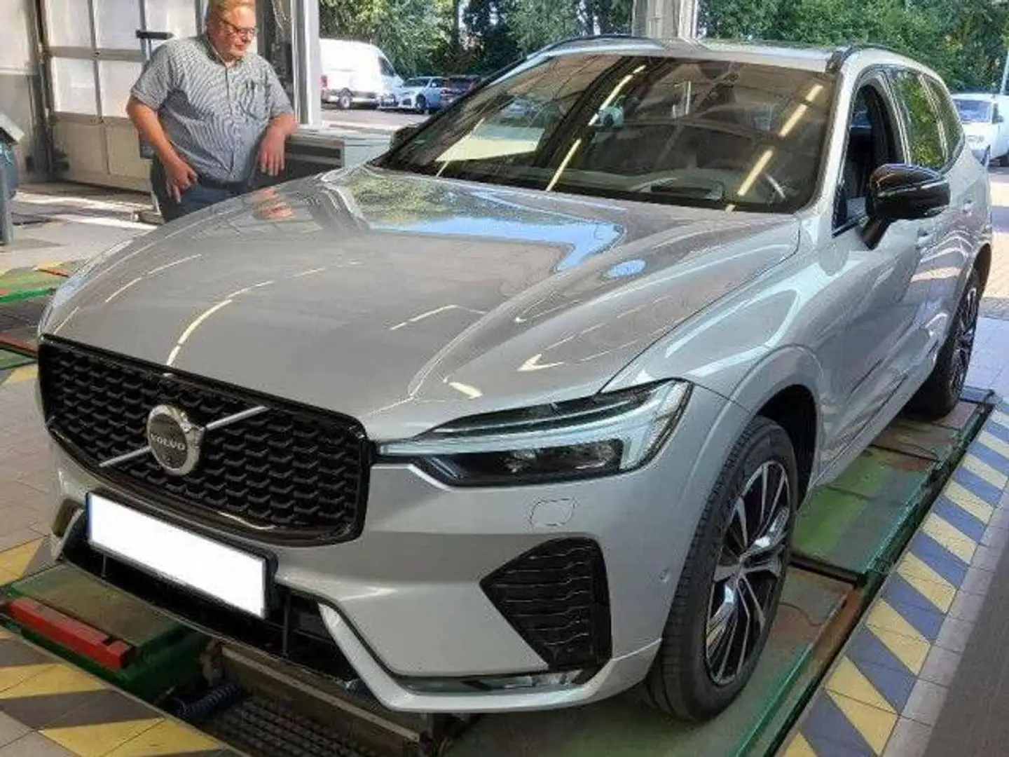 Volvo XC60 XC60 2.0 B5 Mild-Hybrid Ultra Dark AWD Schwarz - 1