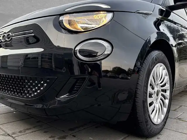 Fiat 500E view 11