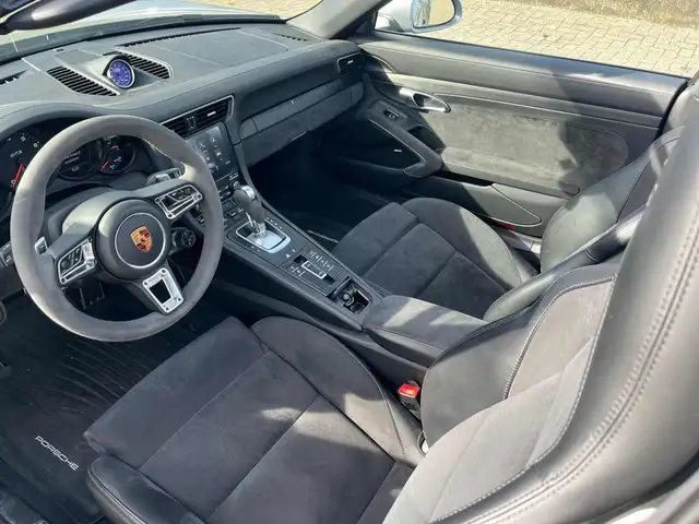 Porsche 911 view 15
