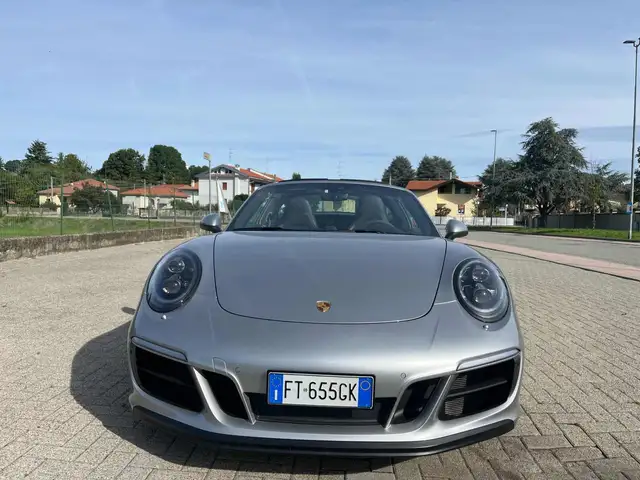 Porsche 911 view 2