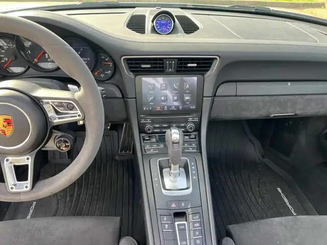 Porsche 911 view 12
