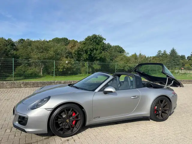 Porsche 911 view 4