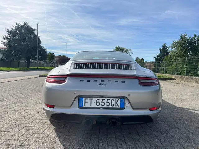 Porsche 911 view 6