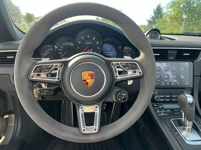 Porsche 911 view 10