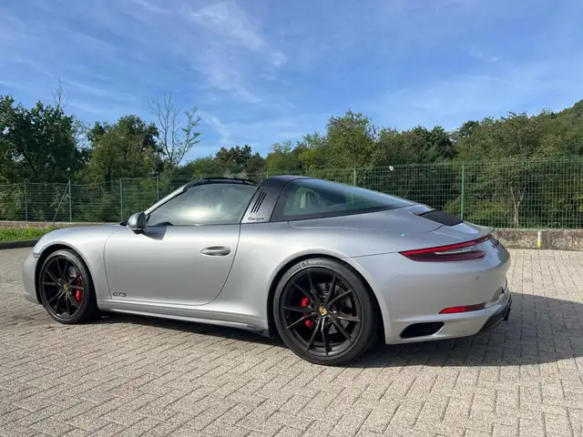 Porsche 911 view 3