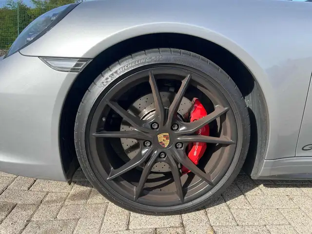Porsche 911 view 5