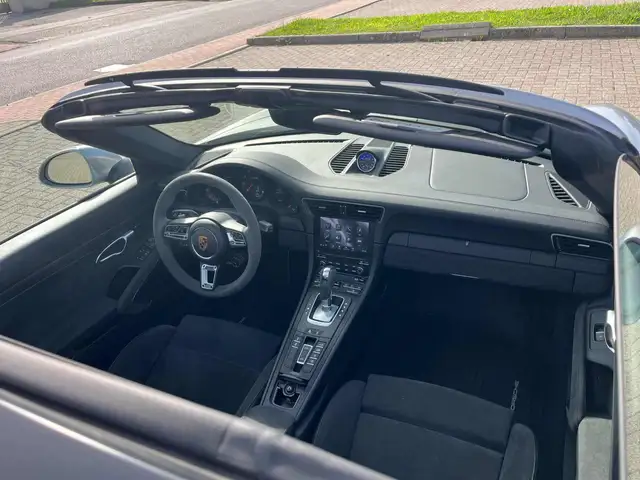 Porsche 911 view 11
