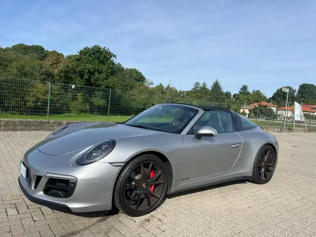 Porsche 911 view 8