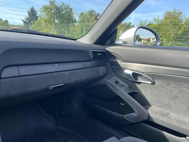 Porsche 911 view 18