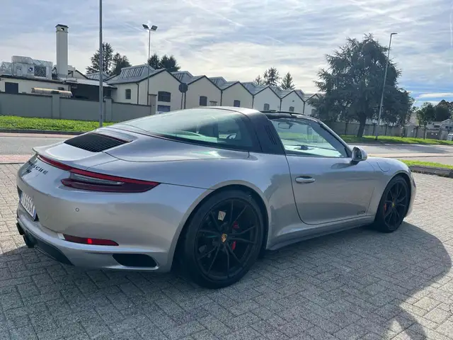 Porsche 911 view 7