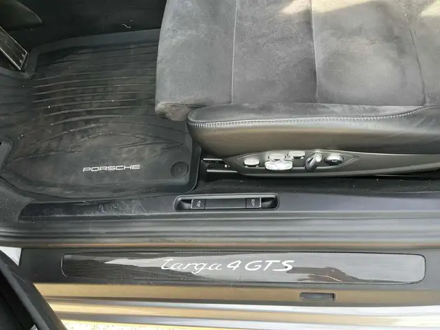 Porsche 911 view 17