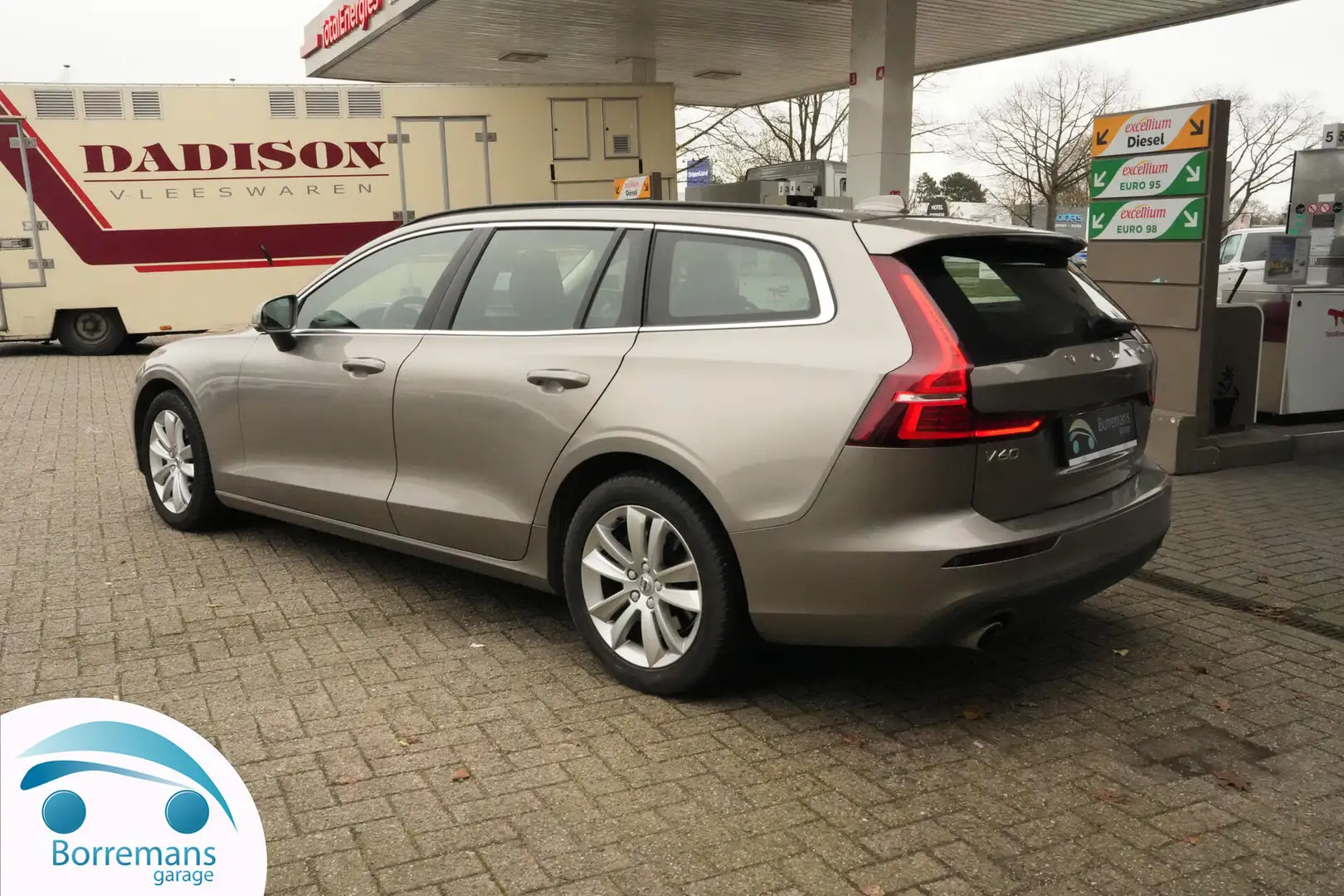 Volvo V60 B3 MOMENTUM PRO Navi/Carplay/Lane Keep/... Срібний - 2