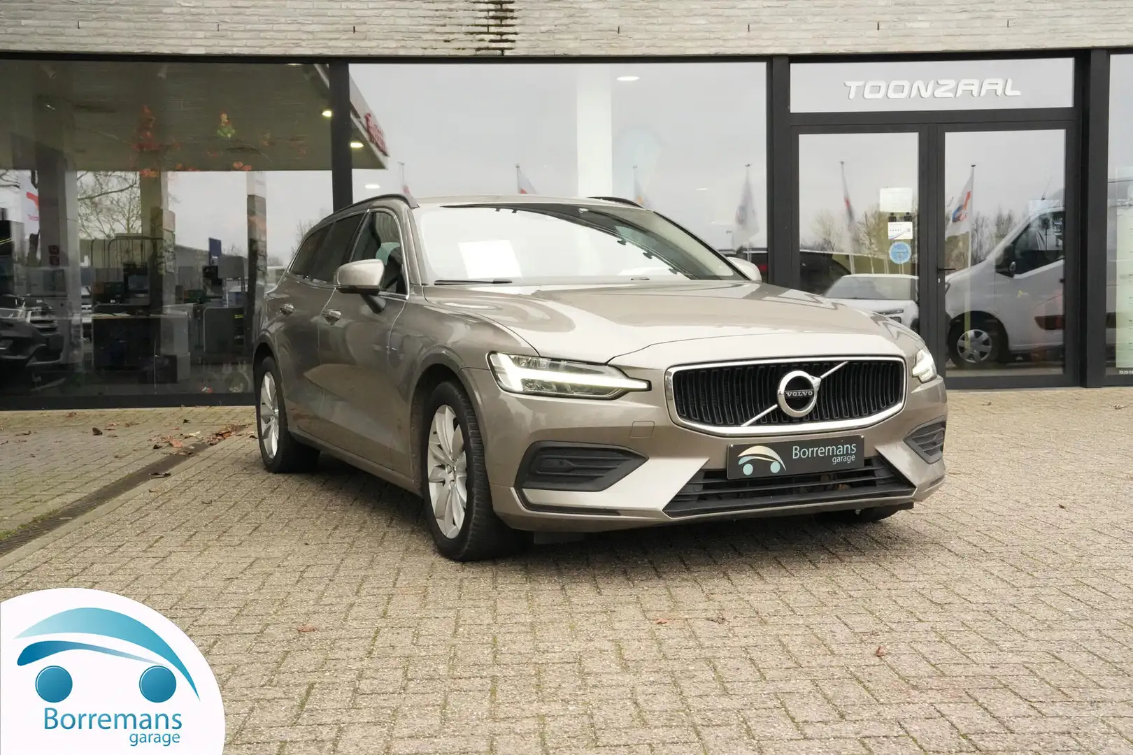 Volvo V60 B3 MOMENTUM PRO Navi/Carplay/Lane Keep/... Argintiu - 1