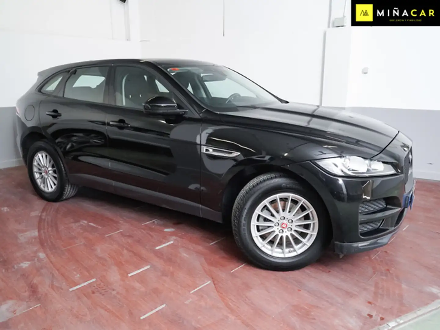 Jaguar F-Pace 2.0i4D Pure AWD 180 Zwart - 2