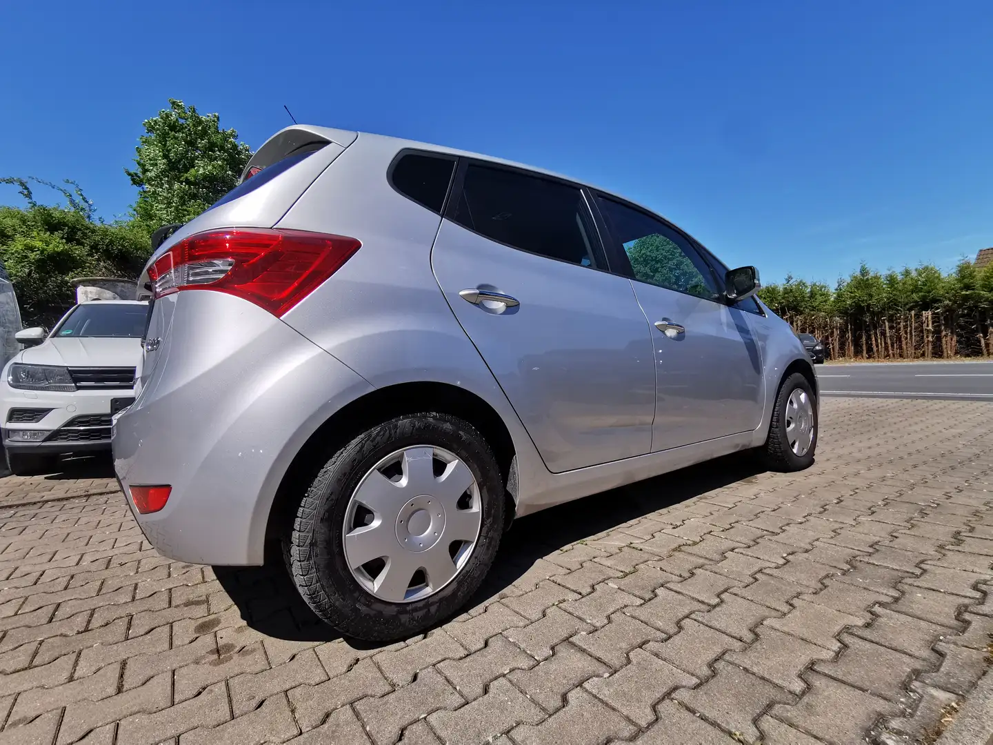 Hyundai iX20 FIFA world Cup Edition/1.Hand/wenig KM/Leder/Klima Argent - 2