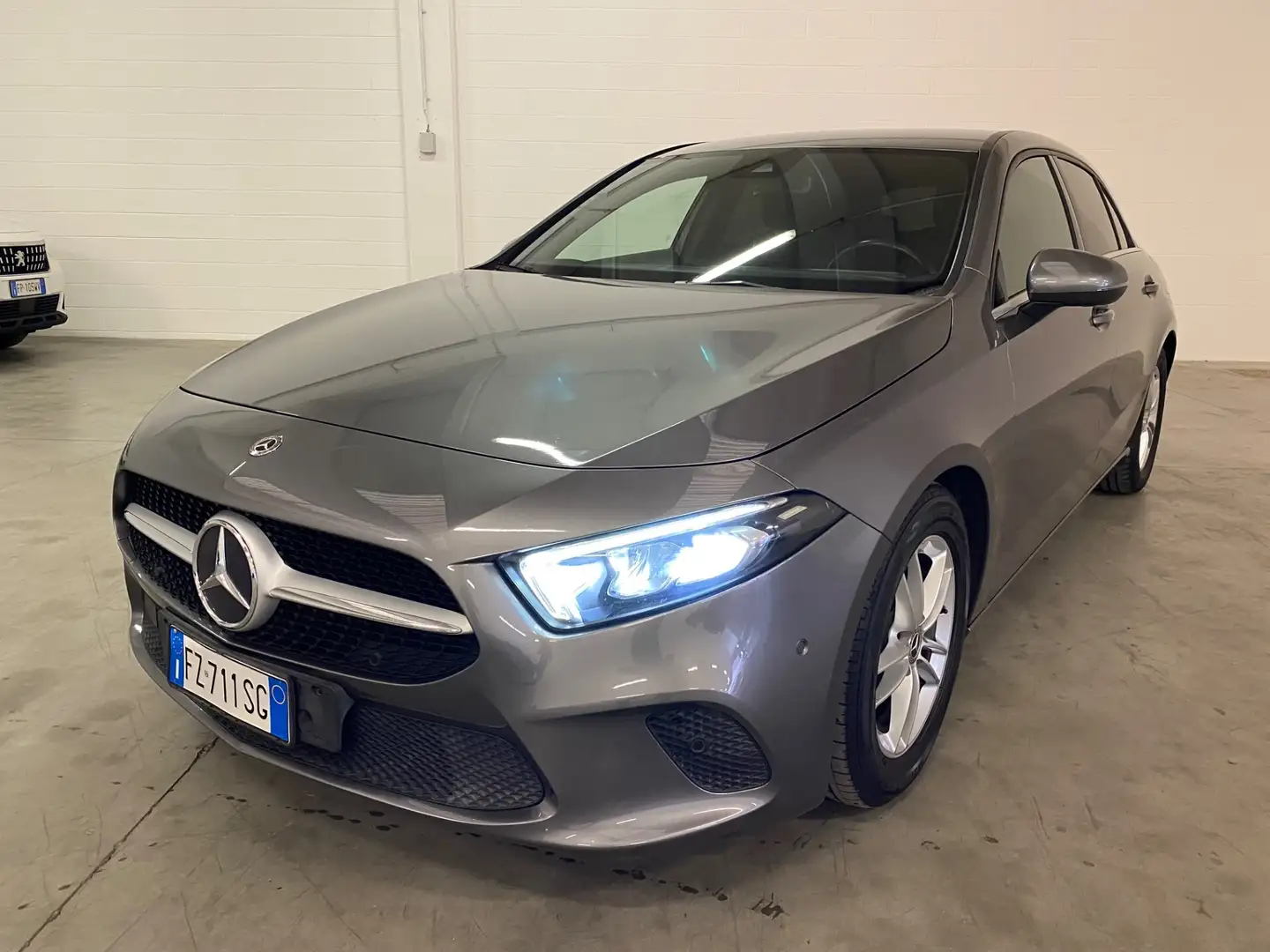Mercedes-Benz A 180 A 180 d Automatic Business Extra Grigio - 1