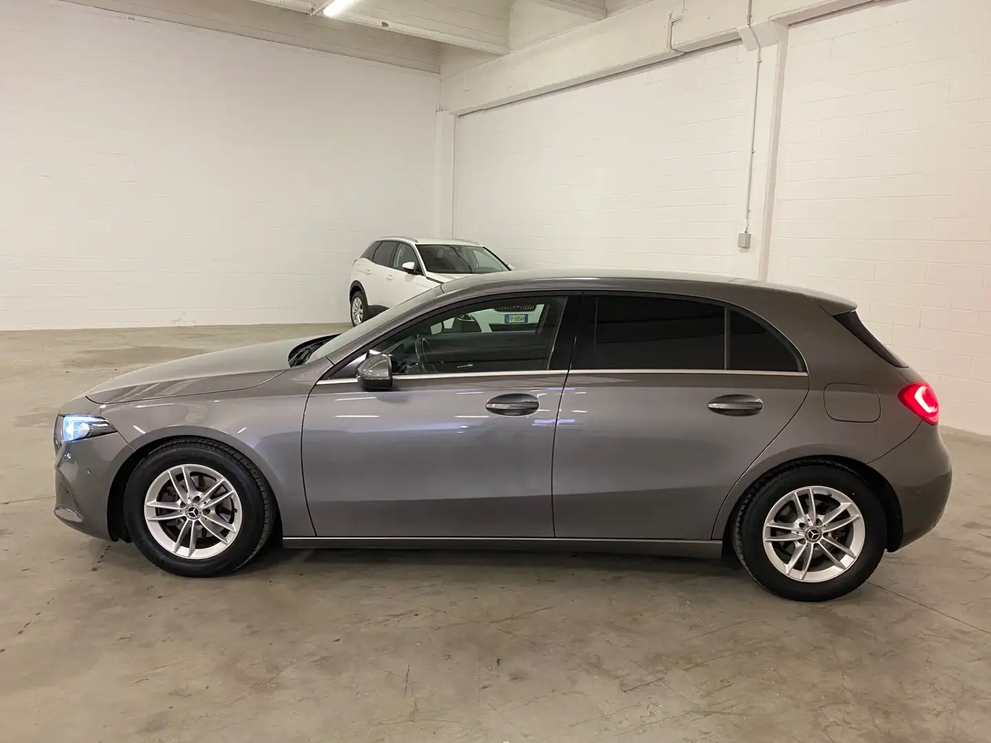 Mercedes-Benz A 180 A 180 d Automatic Business Extra Grigio - 2