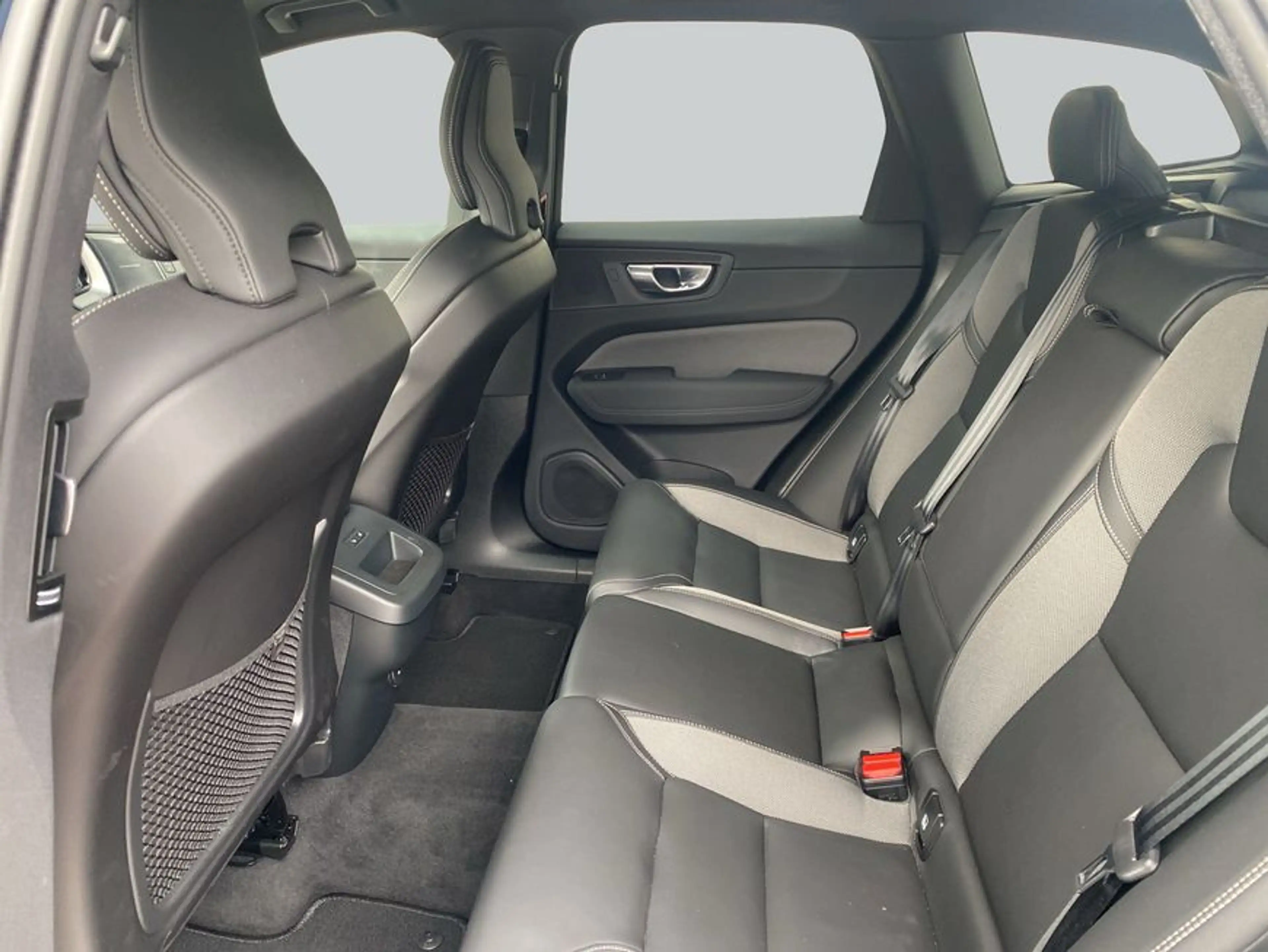 Volvo XC60 XC60 B5 B AWD Plus Black Edition Pano*HuD*360°View — photo 11