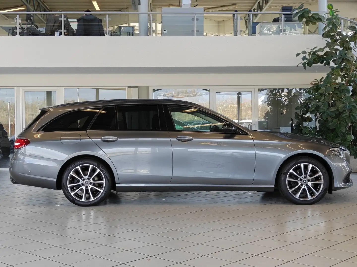 Mercedes-Benz E 220 d T Avantgarde +AHK+MULTIBEAM+SCHIEBEDACH++ Grau - 2