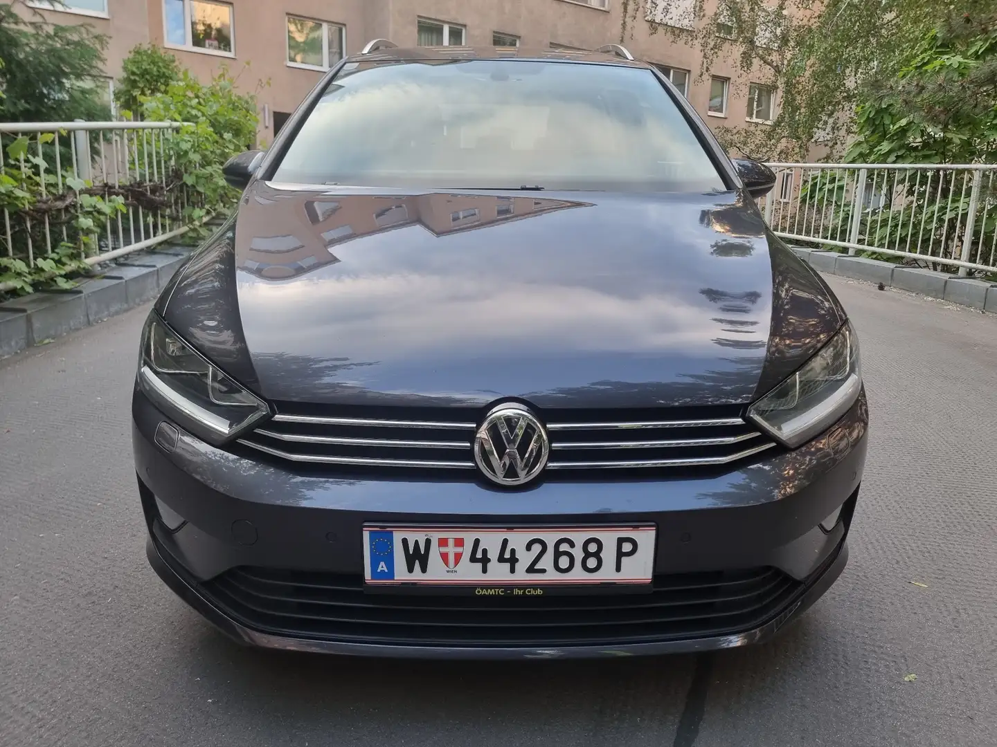 Volkswagen Golf 1.6 TDI BlueMotion Technology DSG Lounge Silber - 1