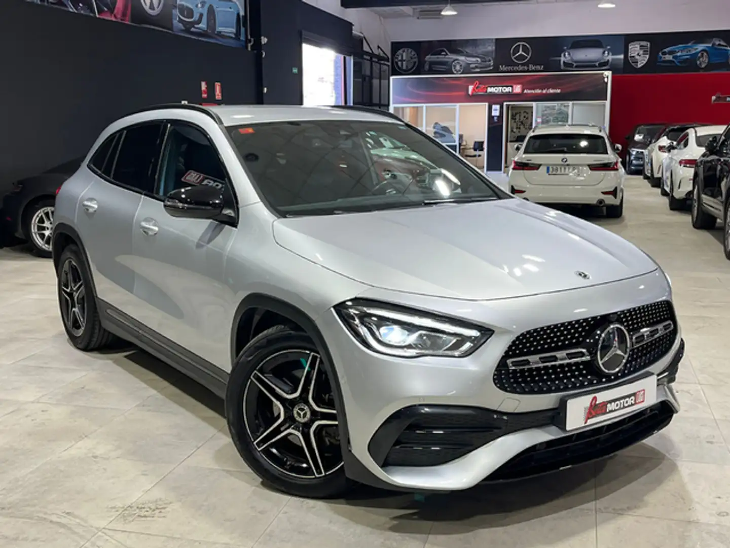 Mercedes-Benz GLA 200 200d 8G-DCT Plateado - 2