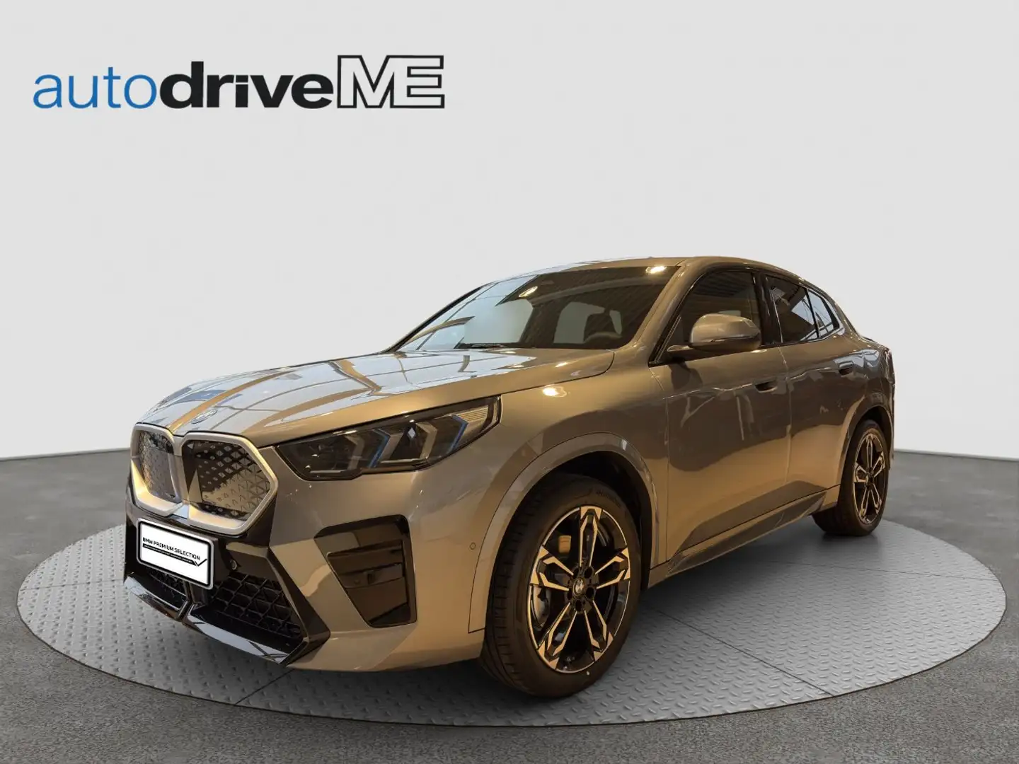 BMW iX2 eDrive 20 M-Sport Grau - 1