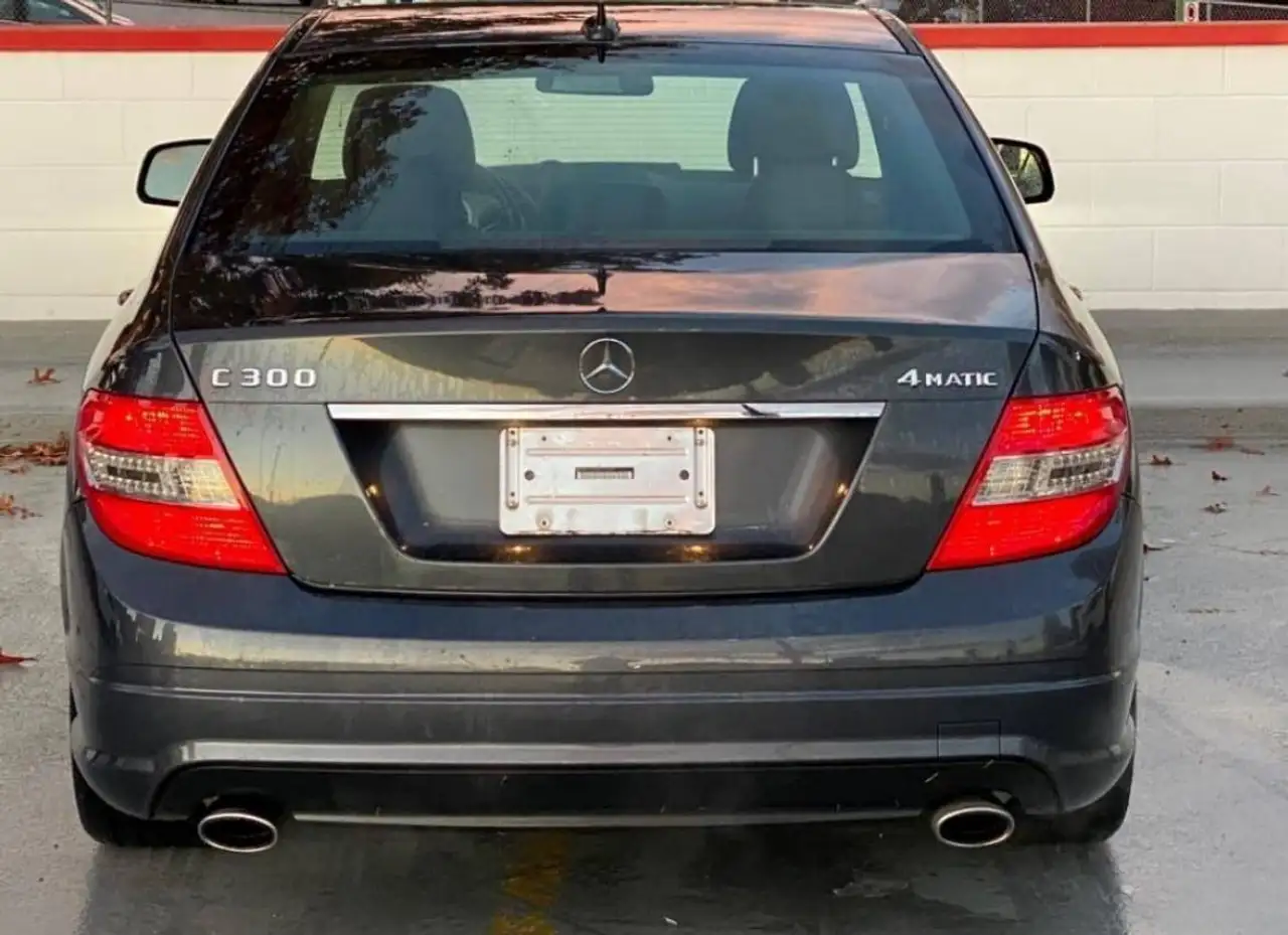 Mercedes-Benz C-Class снимка Mercedes-Benz C-Class