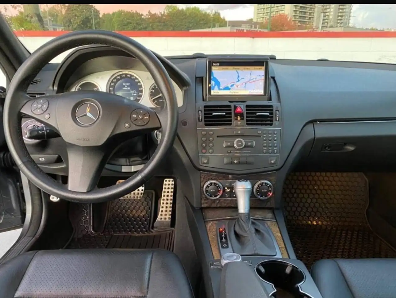 Mercedes-Benz C-Class снимка Mercedes-Benz C-Class
