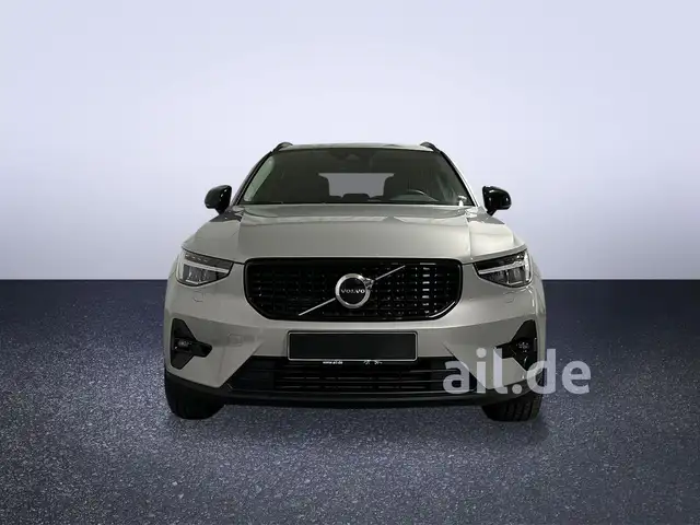 Volvo XC40 view 3