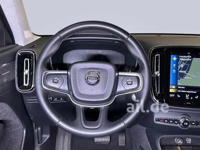 Volvo XC40 view 2