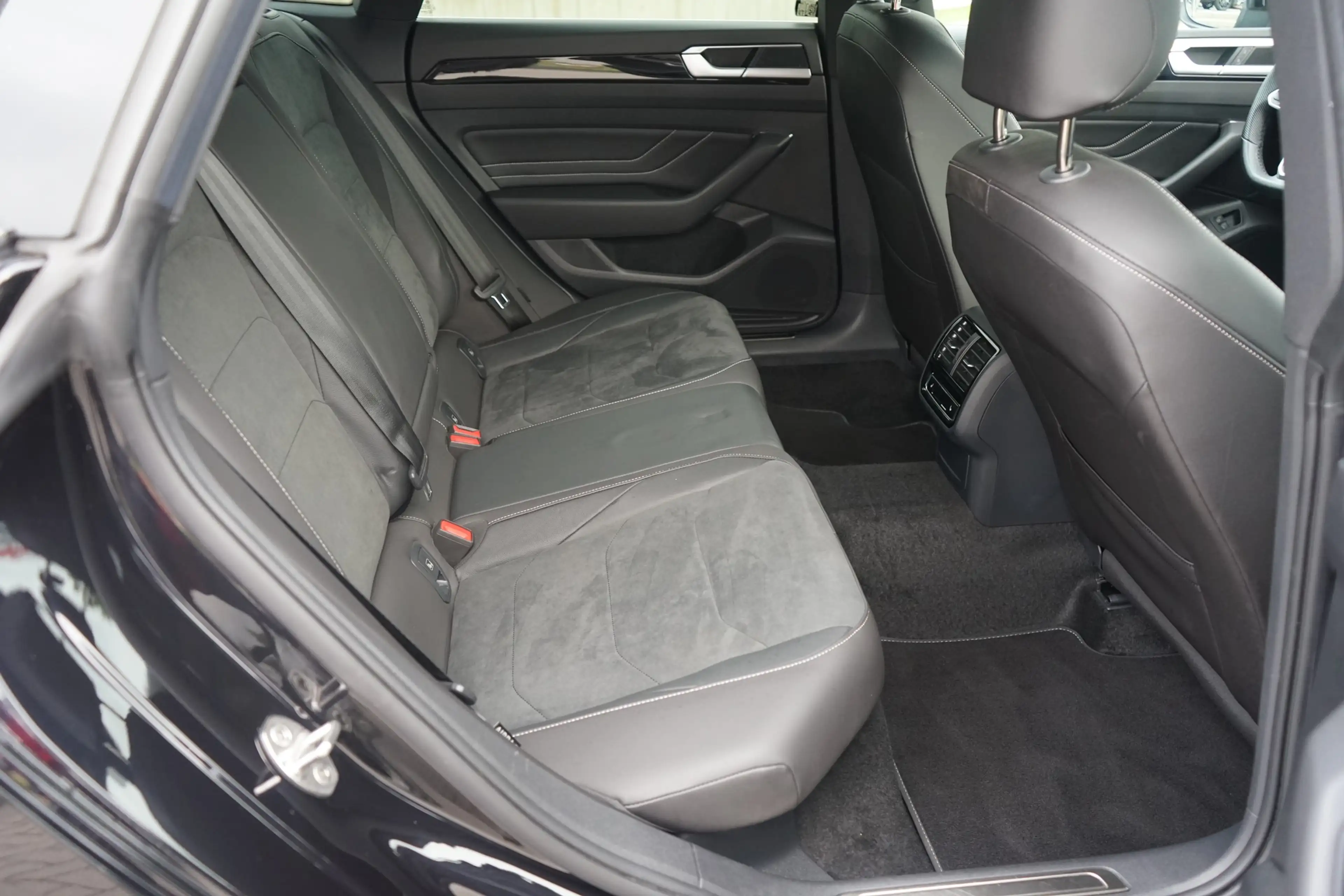 Volkswagen Arteon SB 1.4 TSI eHybrid R-Line LED 360° Navi — photo 12