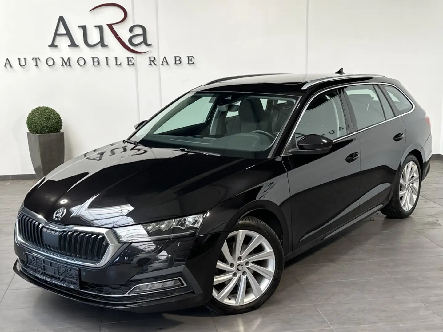 Skoda Octavia Combi 2.0 TDI DSG FiEdition NAV+LED+PANO Schwarz - 1