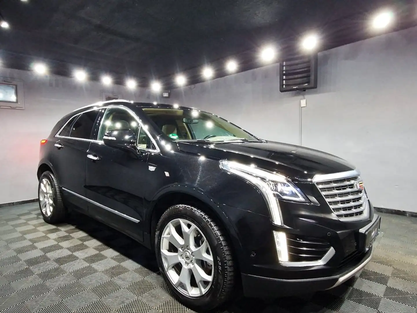Cadillac XT5 V6 Platinum AWD|AUTOM|PANO|LEDER|LED|NAVI|R-CAM Schwarz - 2