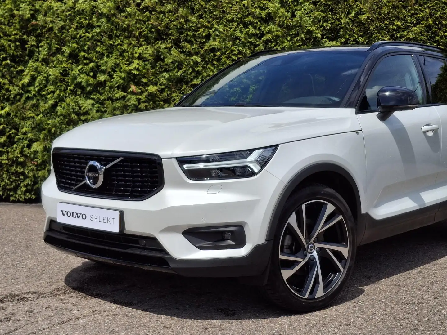 Volvo XC40 B5 AWD R-Design Panoramadak | Trekhaak | H&K Audio Wit - 2