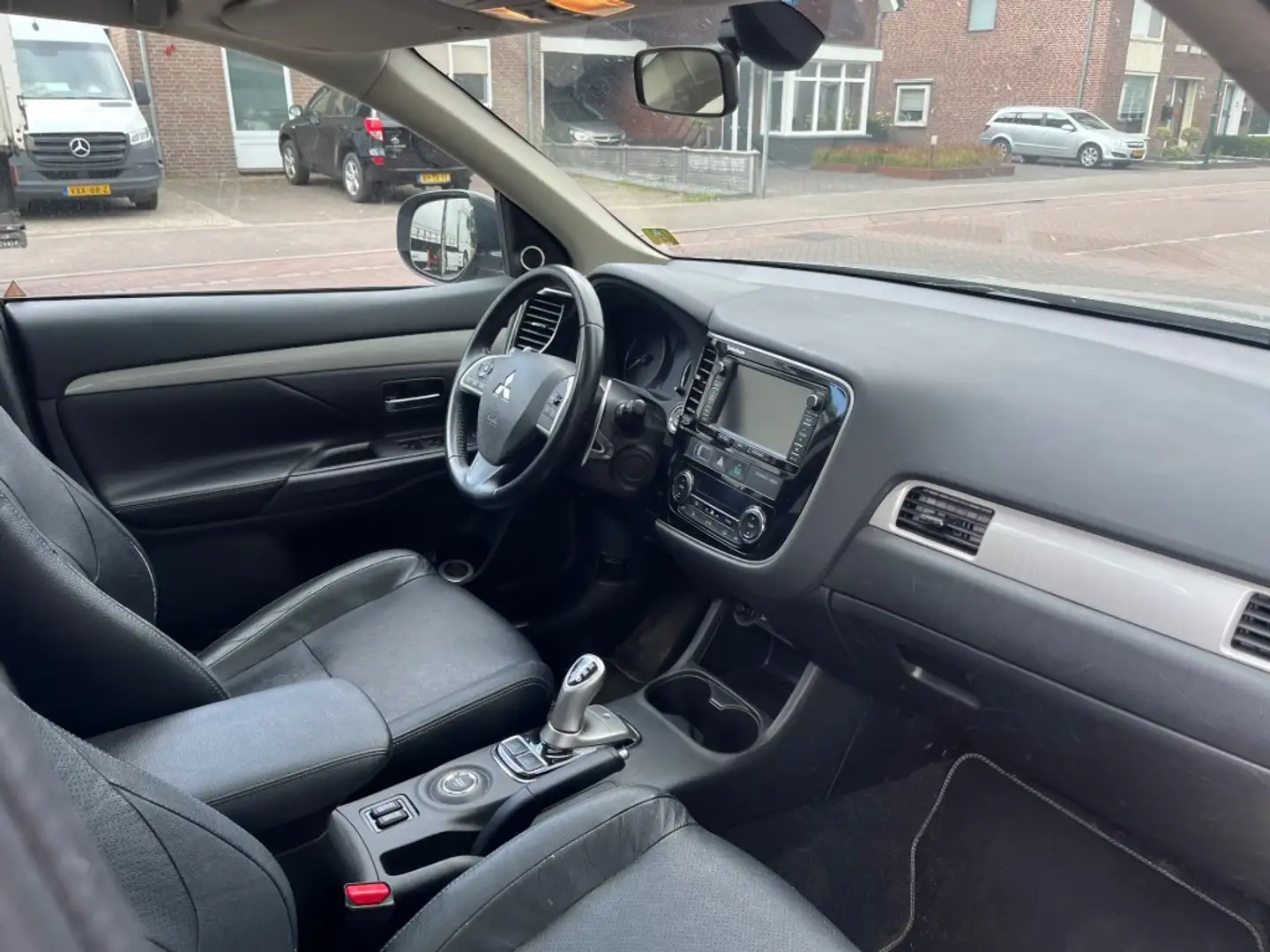Mitsubishi Outlander 2.0 PHEV INSTYLE PLUG-IN / SCHUIFDAK / LEDER / CAM Grijs - 2