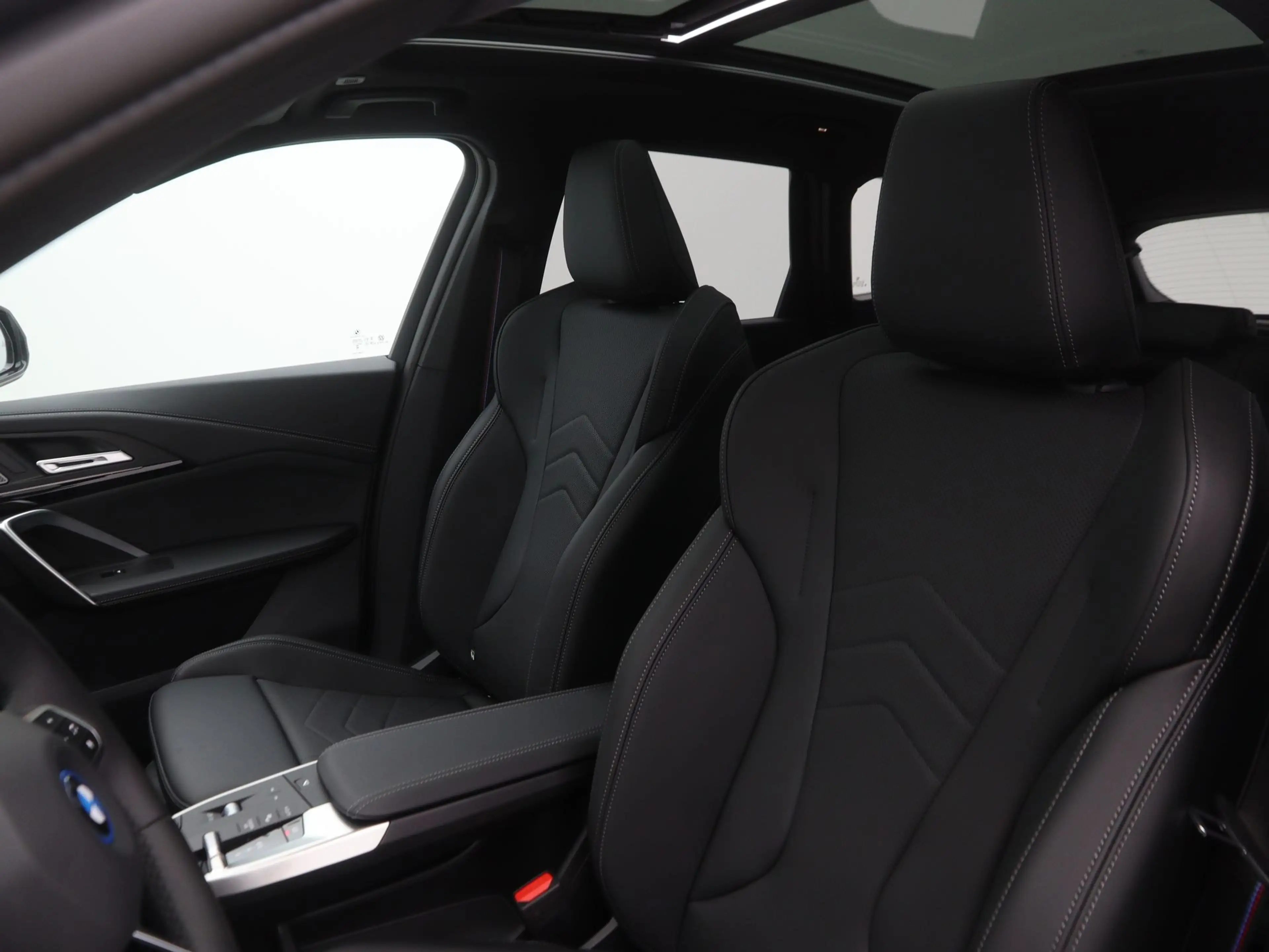BMW iX1 eDrive20 67 kWh M Sport Edition — photo 4