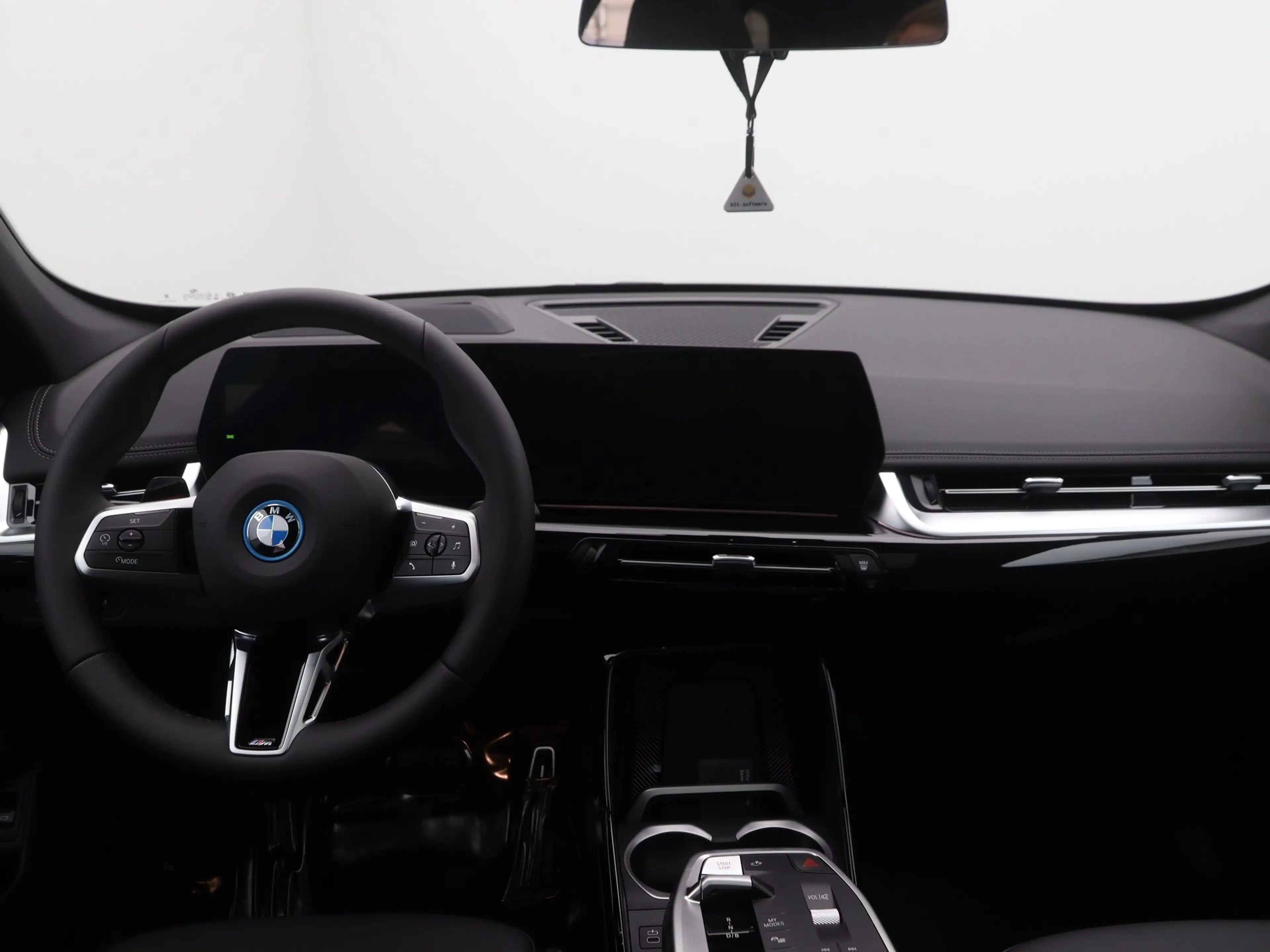 BMW iX1 eDrive20 67 kWh M Sport Edition — photo 12