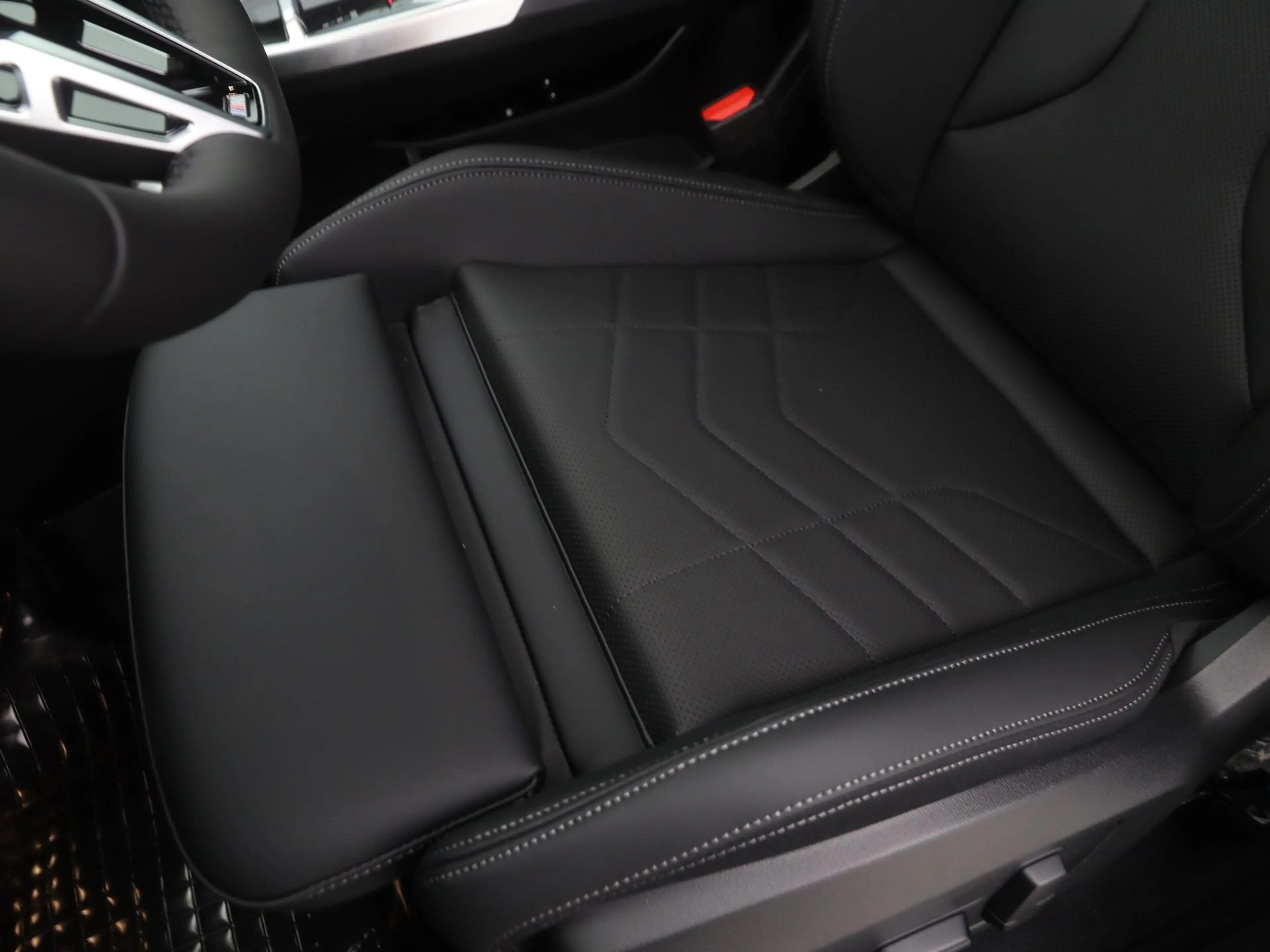 BMW iX1 eDrive20 67 kWh M Sport Edition — photo 15